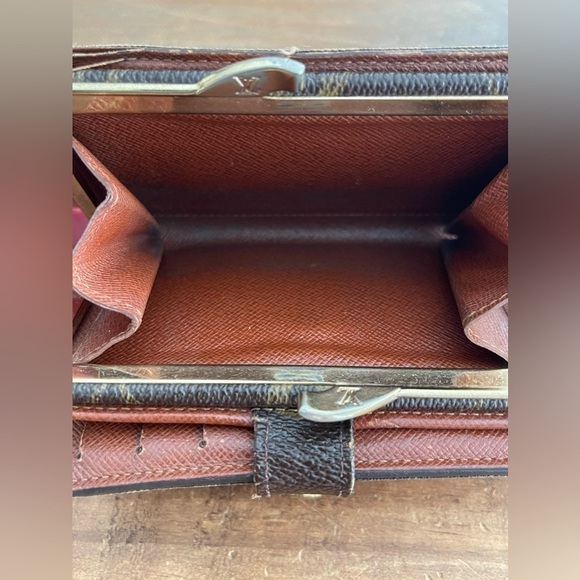 Louis Vuitton Kiss Lock Wallet - Picture 5 of 8